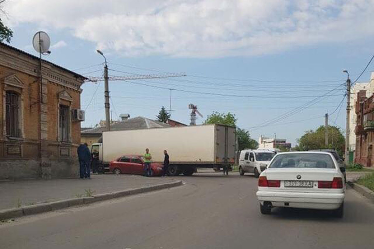 В Харькове грузовик припечатал легковушку (фото)