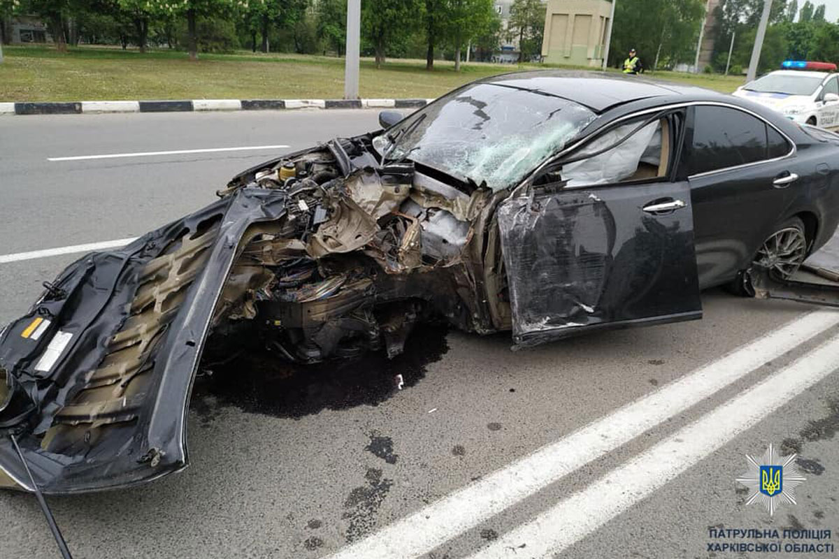 В Харькове раскурочило Lexus (фото)