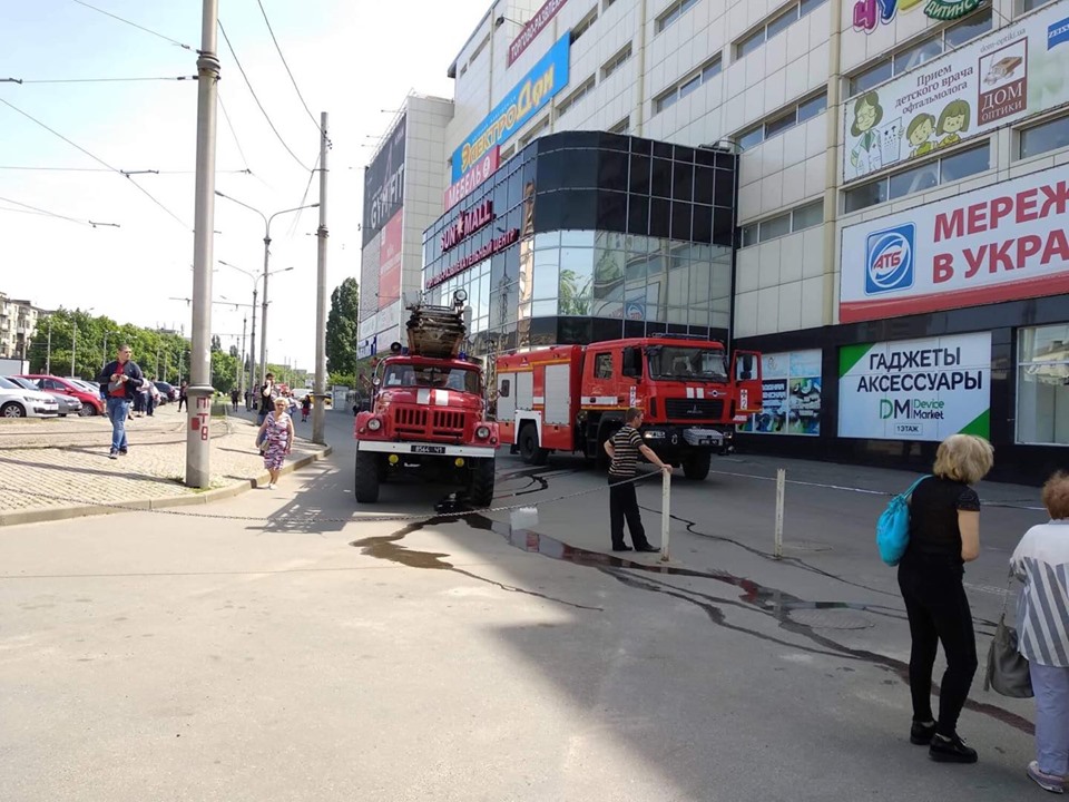 В Харькове в торговом центре загорелась проводка (фото)