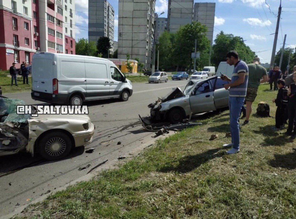 Лобовое столкновение на Салтовке: много пострадавших (фото)