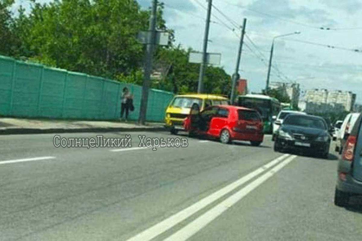 На Алексеевском мосту - ДТП, троллейбусы стоят (фото)