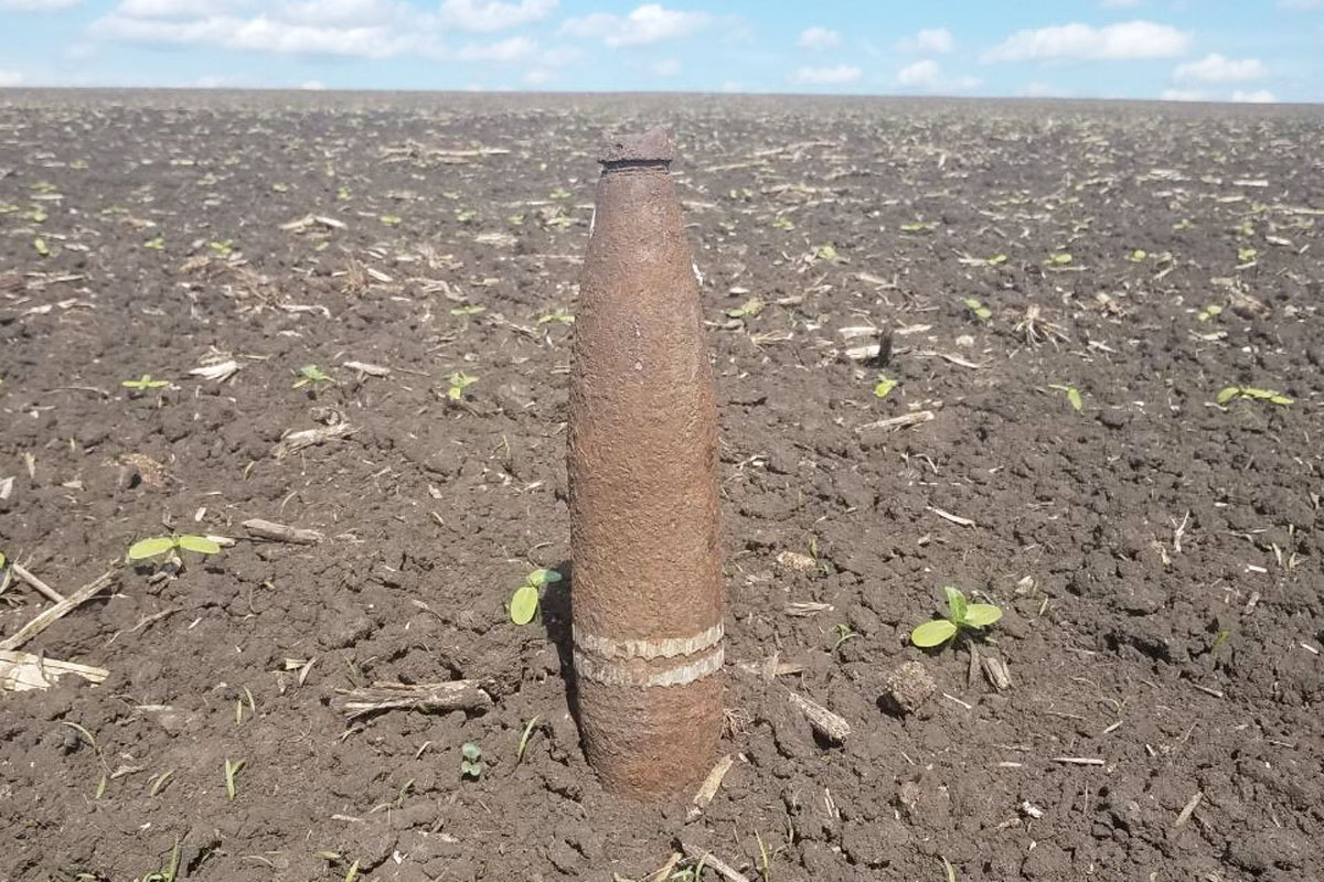 Под Харьковом нашли реактивный снаряд (фото)