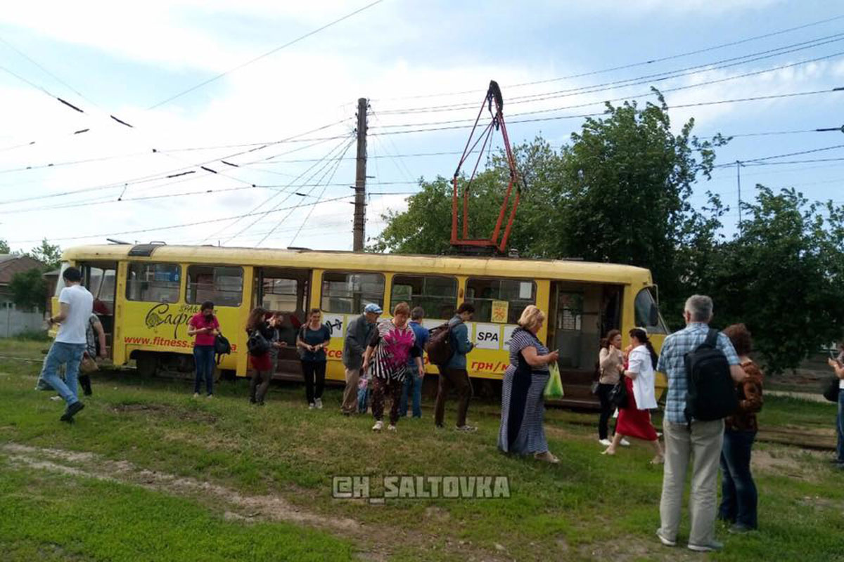 В Харькове сошел с рельсов трамвай (фото)