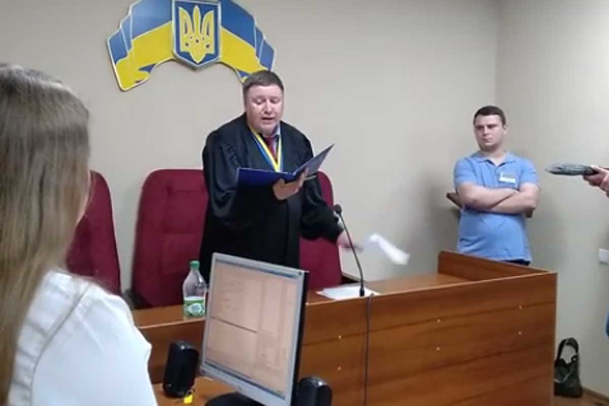 Волонтерская палатка останется на площади Свободы - суд (видео)