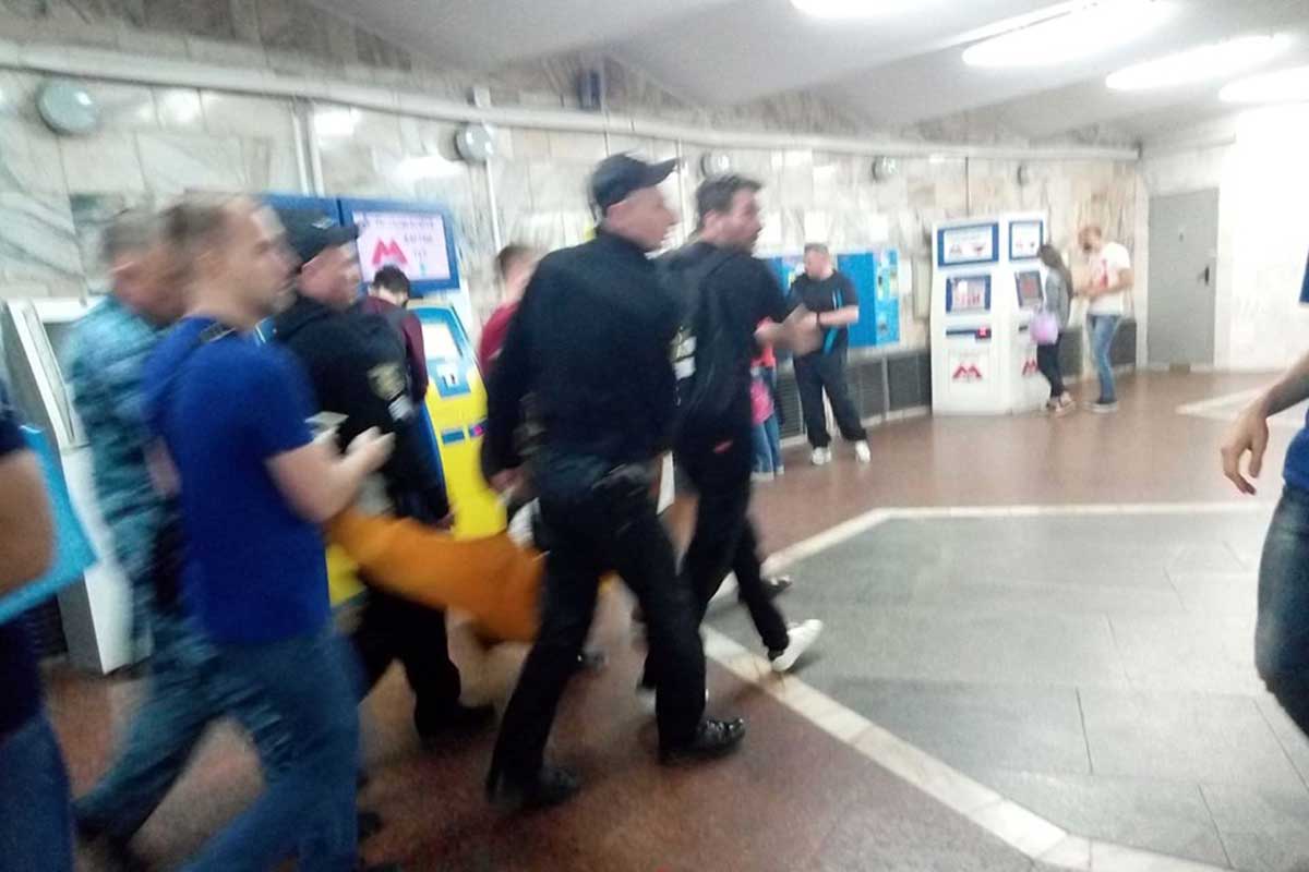 Со станции метро в Харькове госпитализировали женщину (фото)
