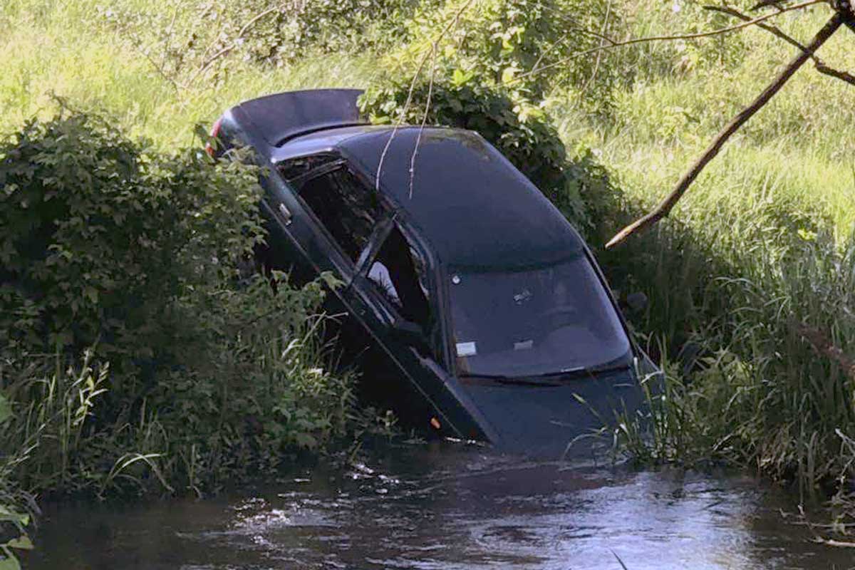 Под Харьковом машина упала в реку (фото)