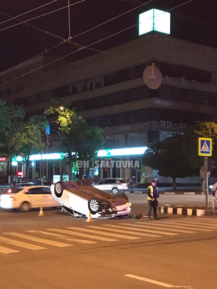 В Харькове машина перевернулась на крышу (фото)