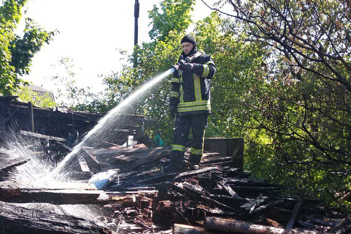 В Харькове загорелся  частный двор  (фото)