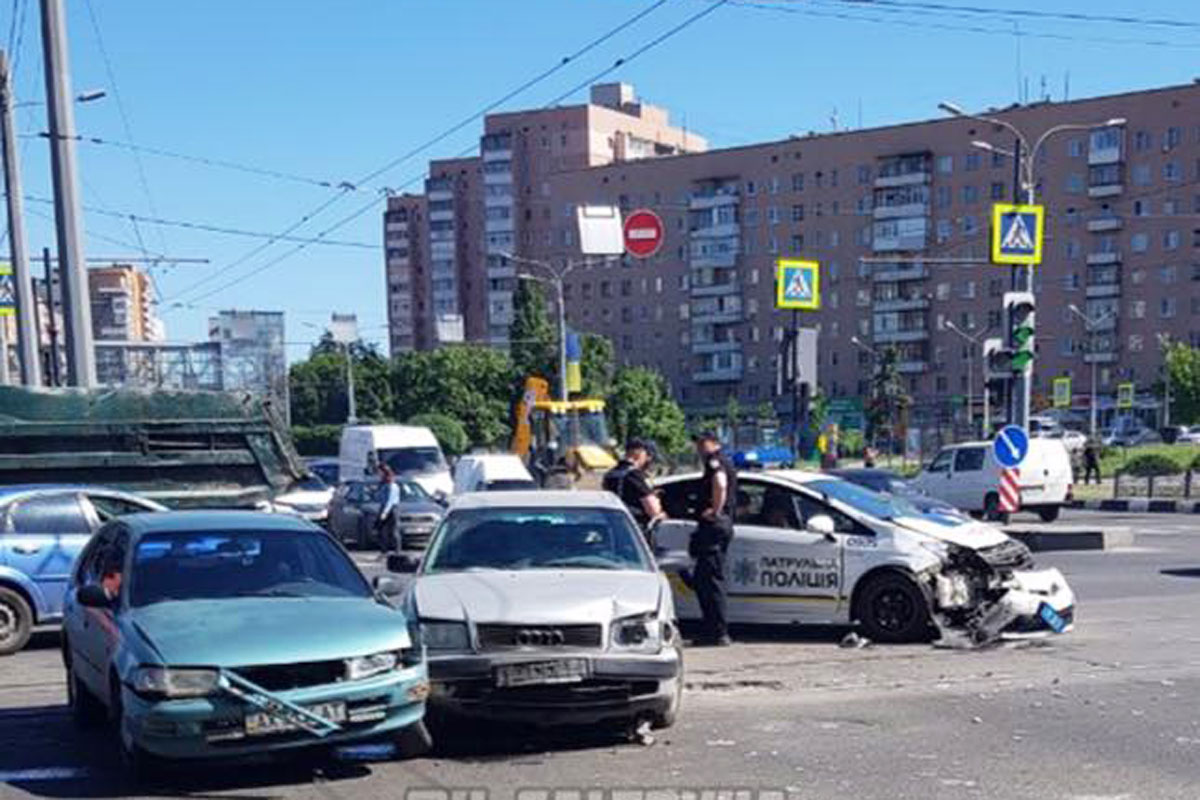 В Харькове - тройное ДТП с полицейским Prius (фото)