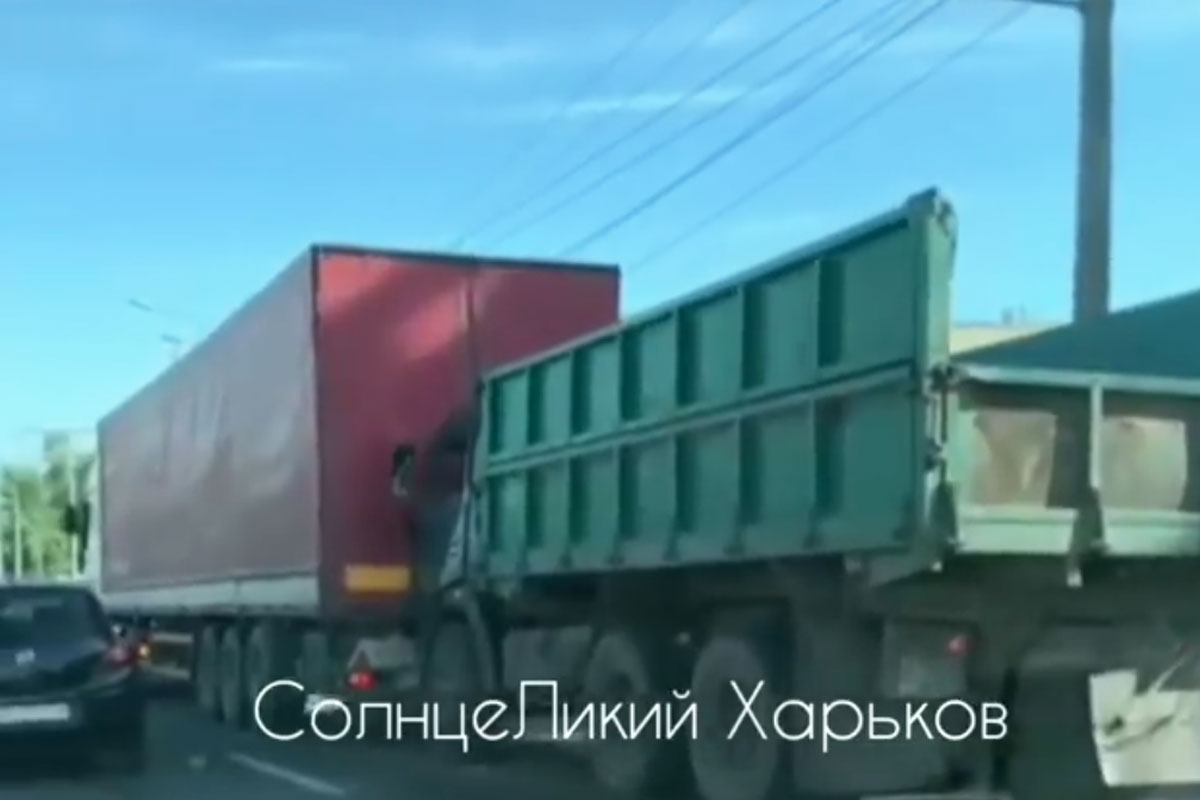 В Харькове грузовик протаранил фуру (видео)