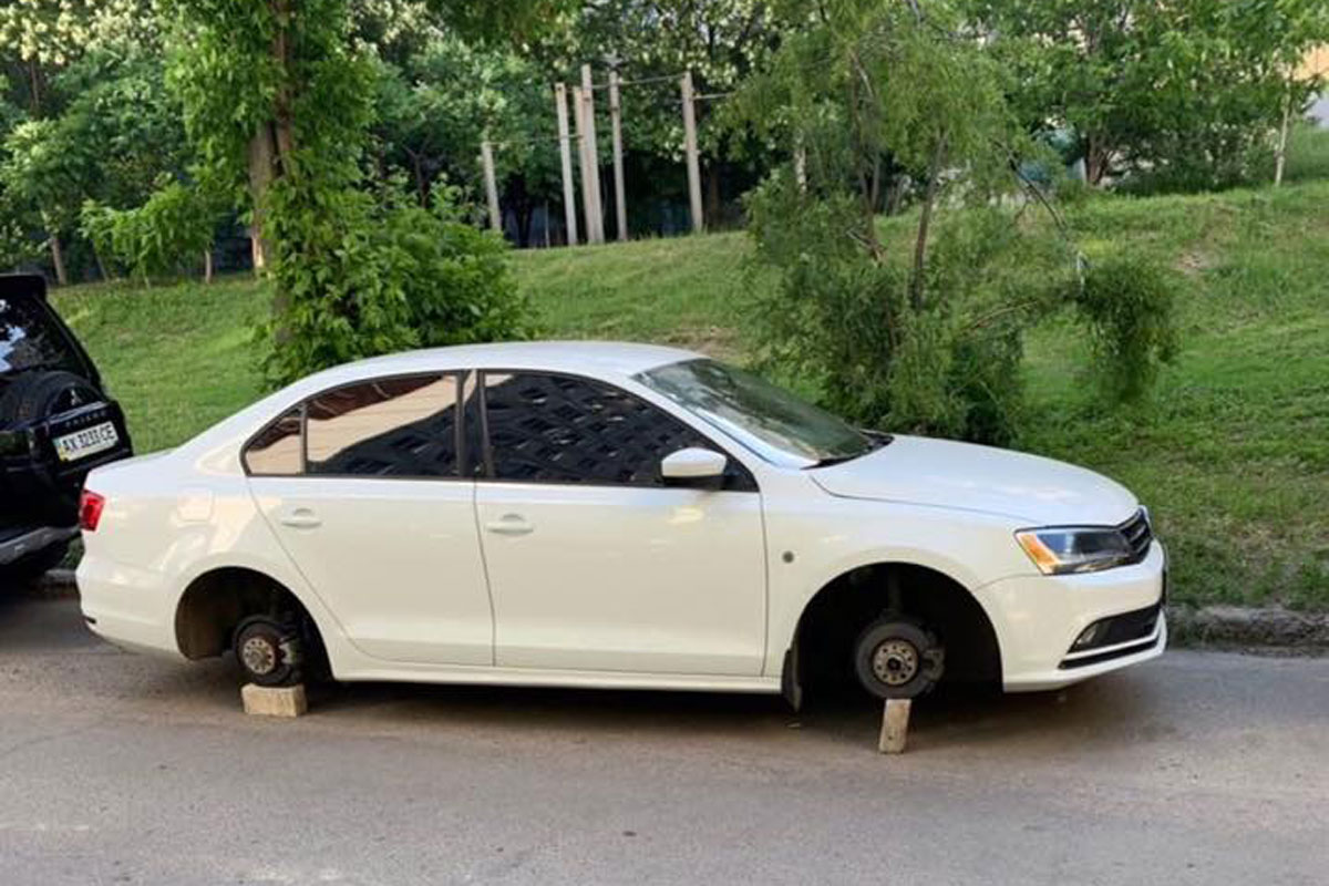 На Одесской с автомобиля сняли колеса (фото)