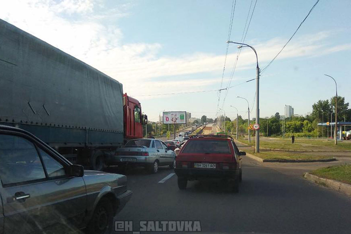 В Харькове фура припечатала легковушку (фото)