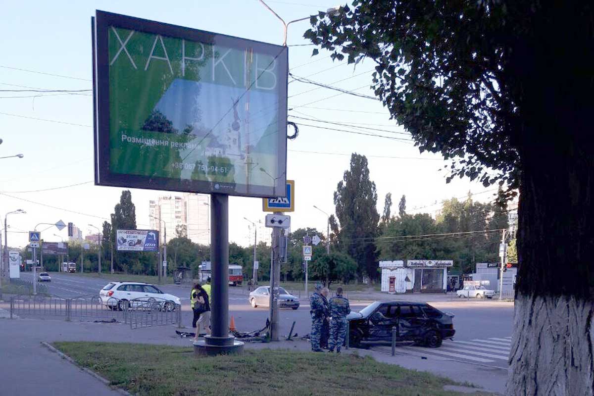 На Клочковской машина протаранила столб (фото)