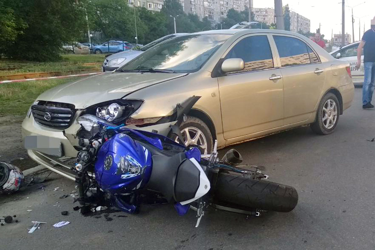 На Салтовке байкер насмерть сбил пешехода (фото)