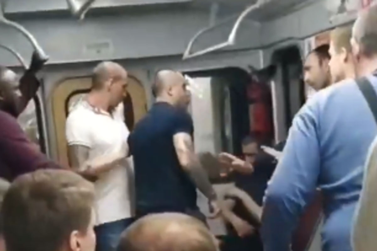 В харьковском метро на глазах у людей избили мужчину (видео)