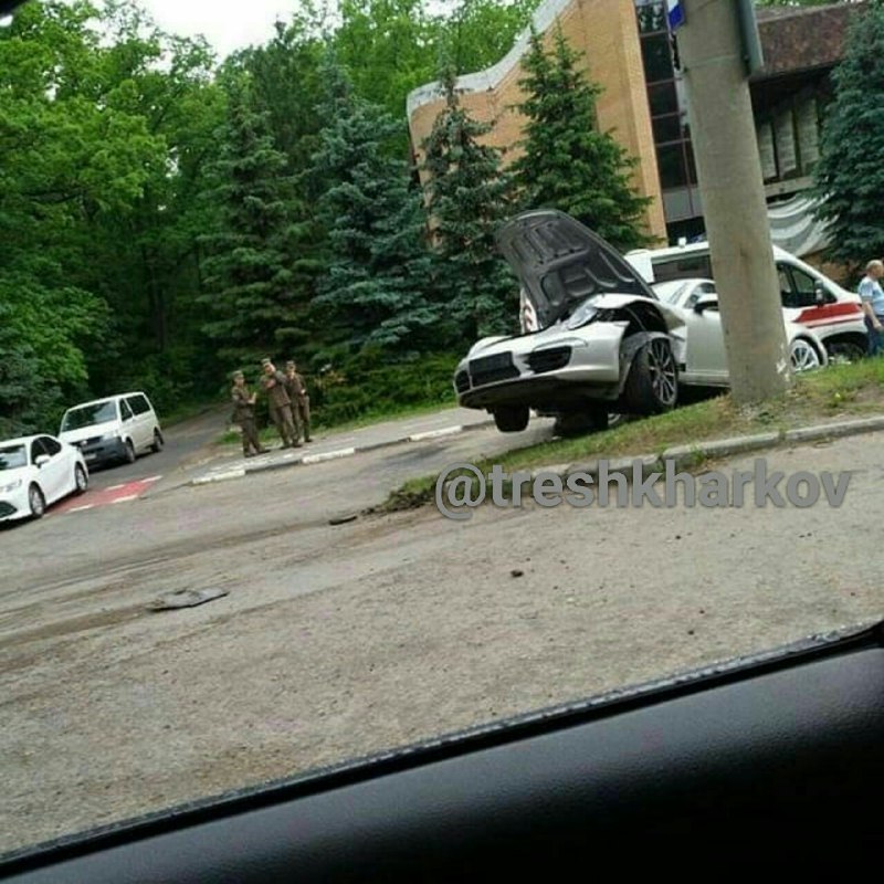В Харькове Porsche вылетел с дороги (фото)