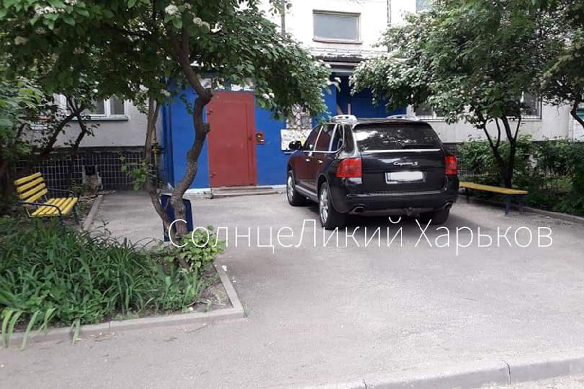 В Харькове припаркованная машина перегородила вход в подъезд (фото)