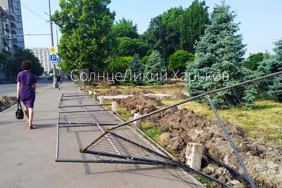 В центре Харькова рухнул забор (фото)