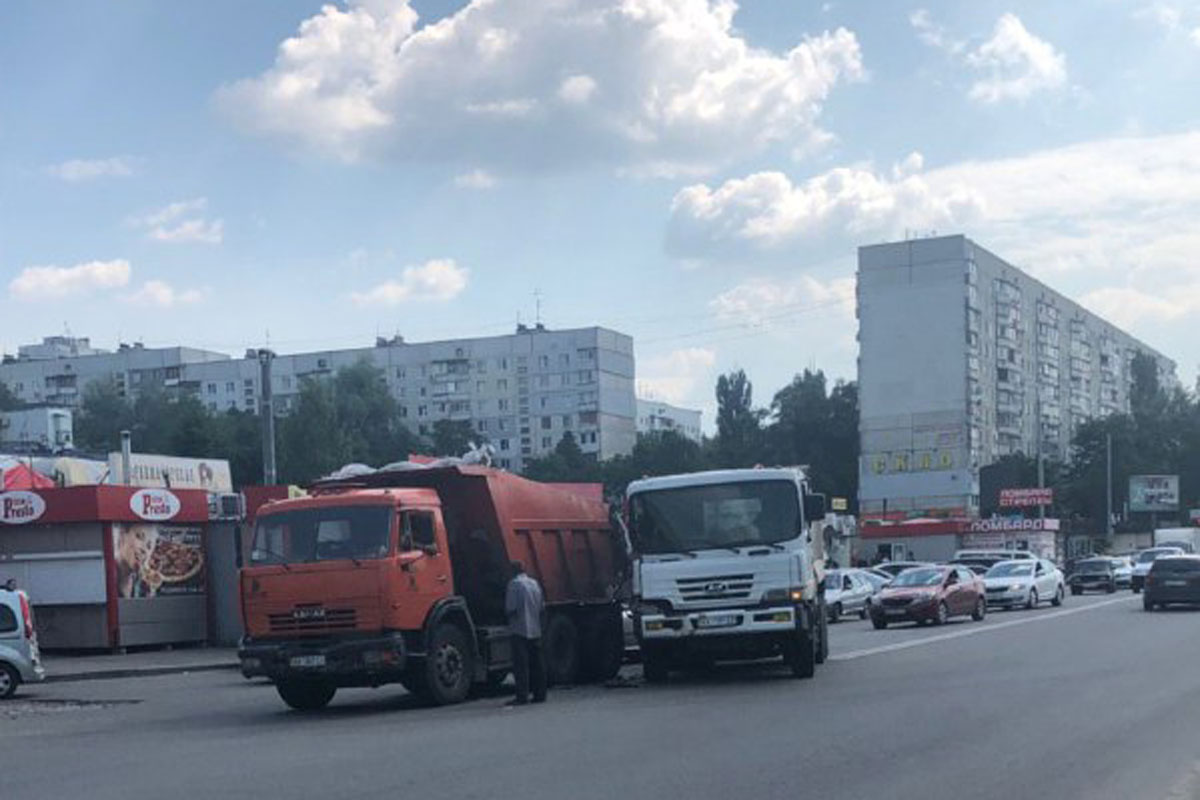 На Салтовке столкнулось грузовики (фото)