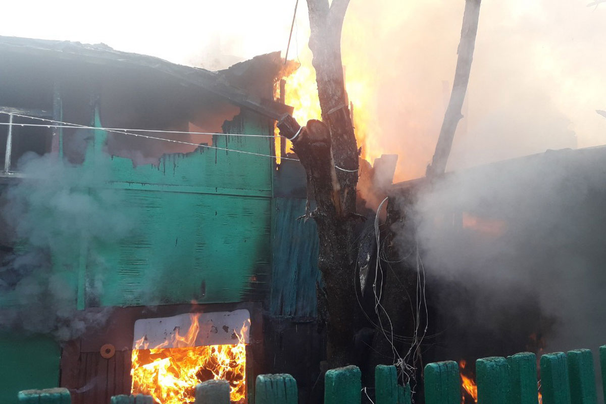 В Харькове горит жилой дом (фото)
