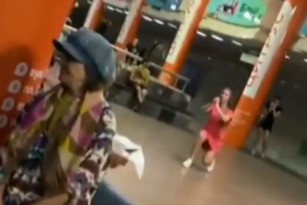 Девушка сделала зарядку прямо в метро (видео)