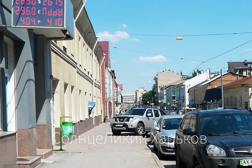 В Харькове припаркованная машина перегородила дорогу пешеходам (фото)
