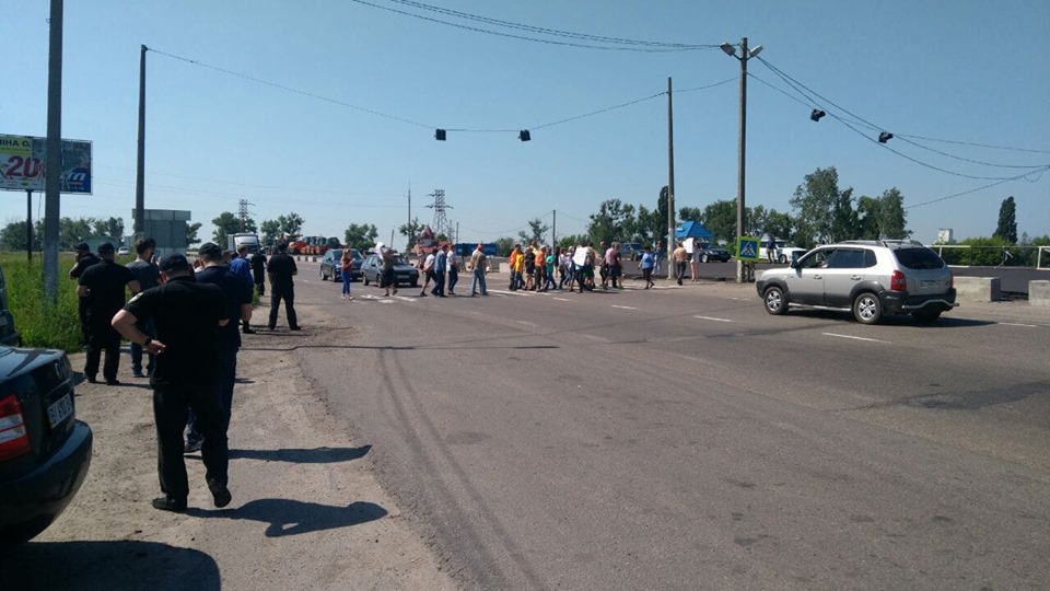 Трассу на Киев перекрыли протестующие (фото)