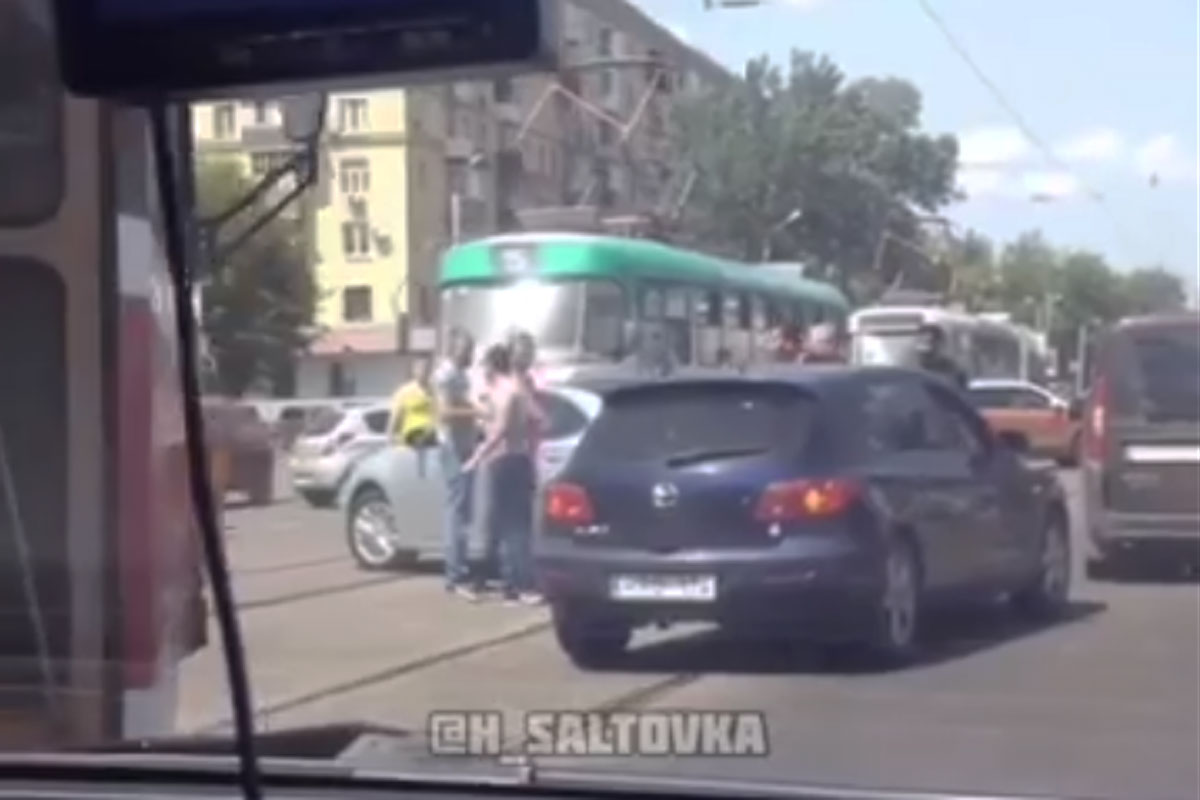 На Московском проспекте трамвай протаранил легковушку (видео)