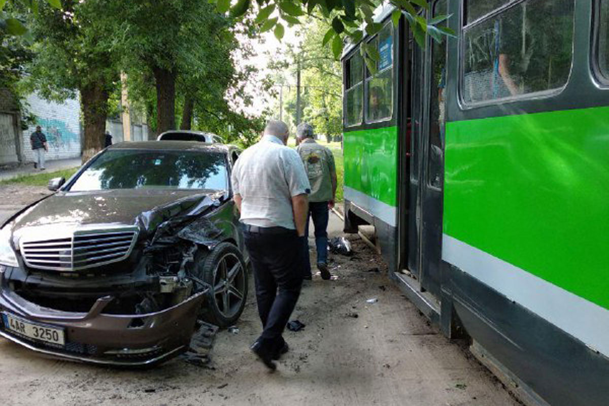 На Салтовке Mercedes влетел в трамвай (фото)