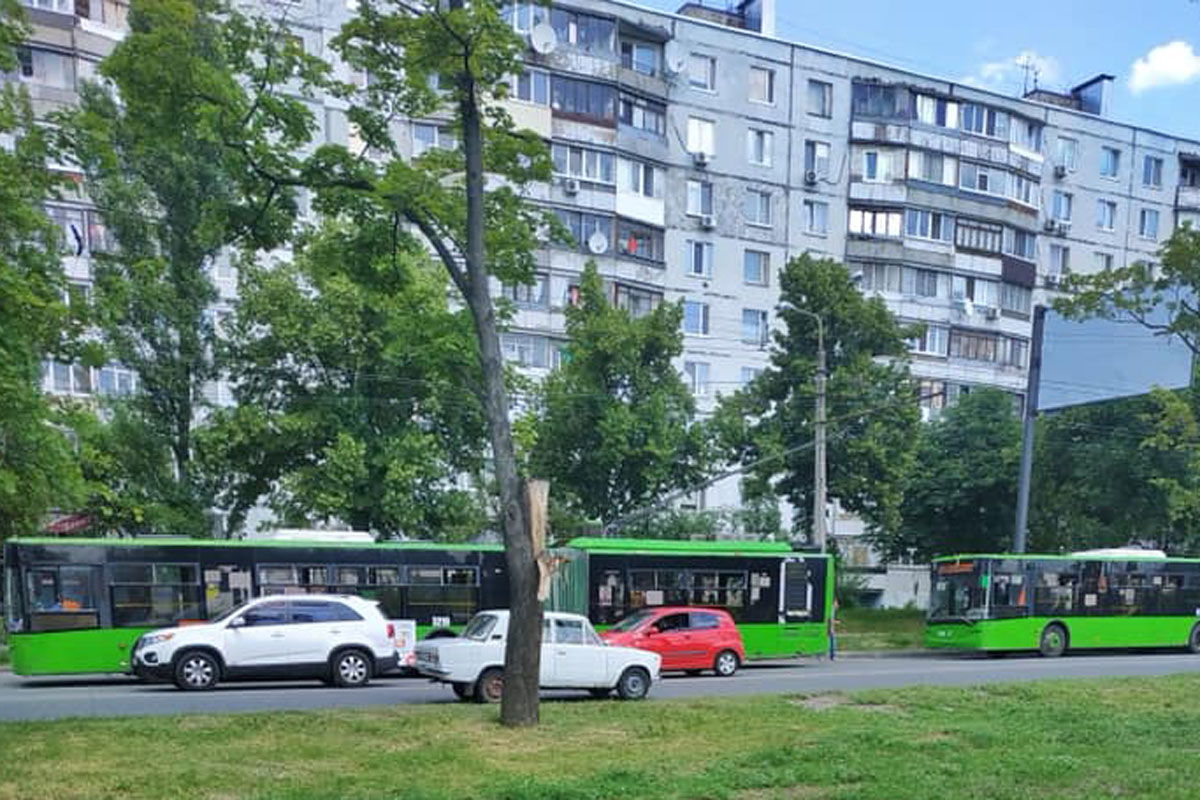 На Салтовке стоят трамваи и троллейбусы (фото)