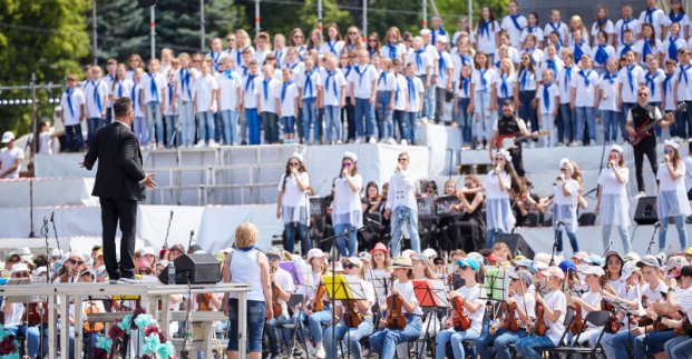 На площади Свободы одновременно выступили тысячи детей (фото)