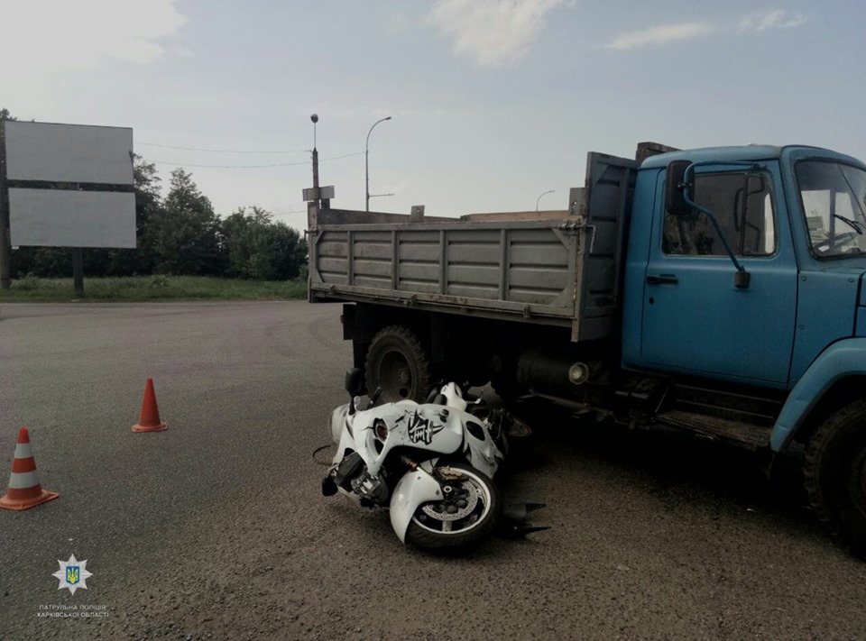 ДТП в Харькове: мотоцикл попал под грузовик (фото)