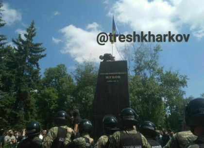 В Харькове снесли памятник Жукову (фото)