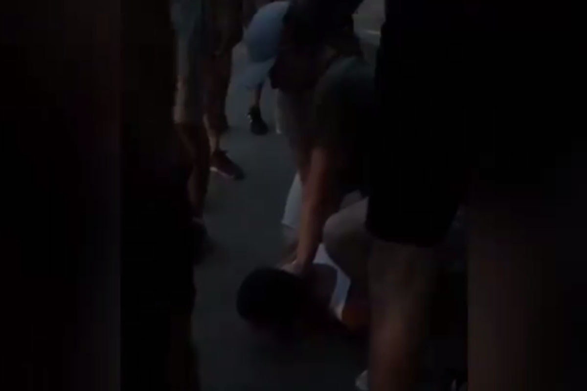В центре наркоман атаковал девушек, пытаясь отобрать телефон (видео)