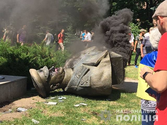 В Сети появилось видео сноса памятника Жукову