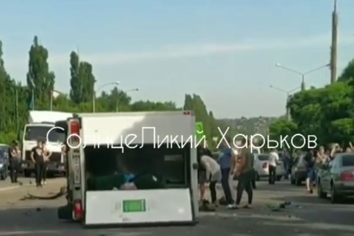 В Харькове грузовик протаранил маршрутку: есть пострадавшие (видео)
