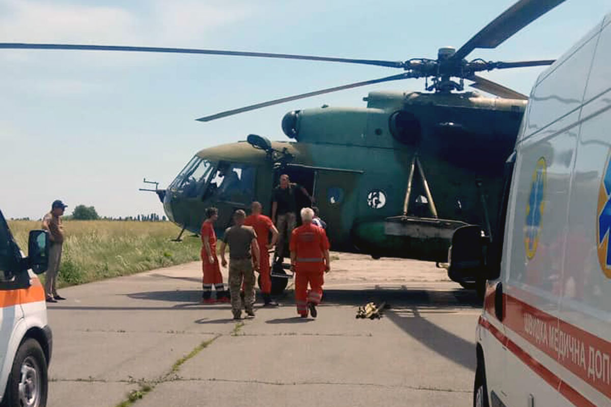 В Харьков авиацией доставили раненых военных