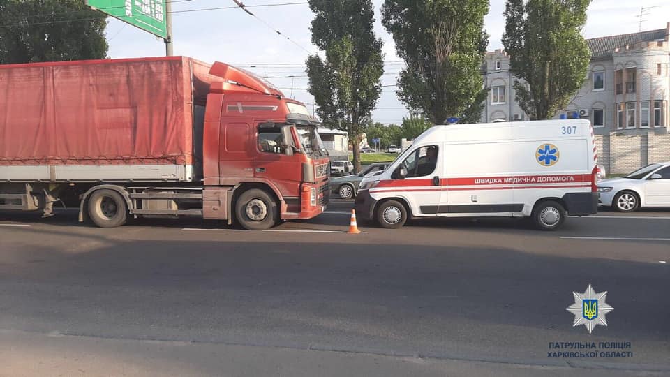 В Харькове фура с прицепом сбила пешехода