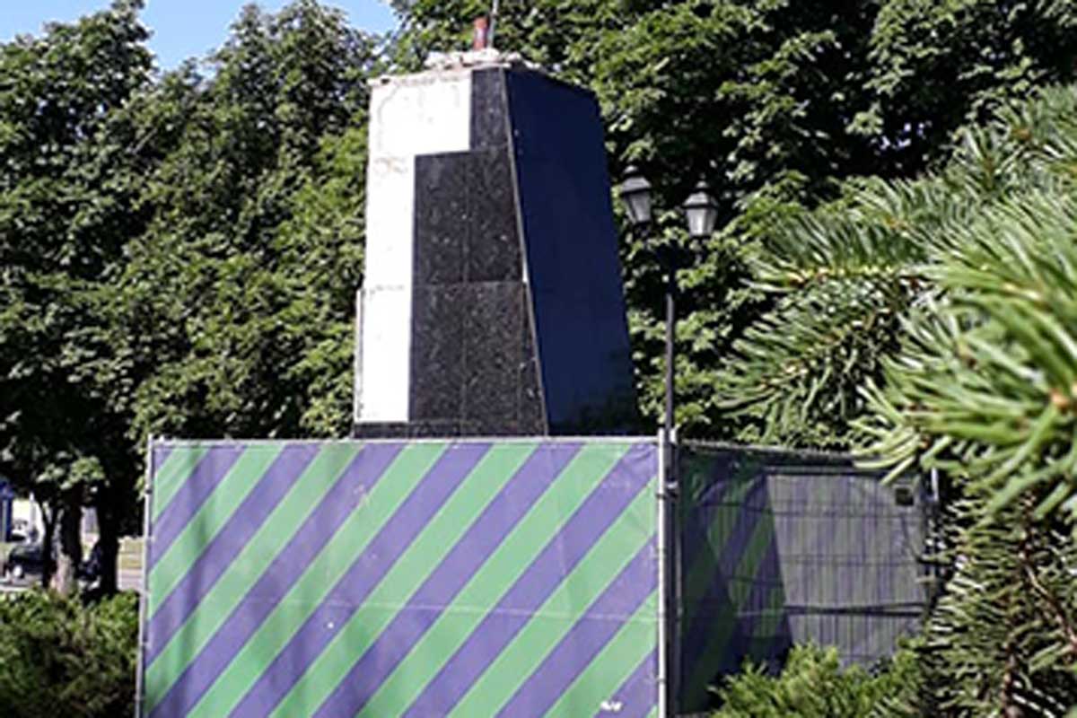 Постамент памятника Жукову в Харькове обнесли забором (фото)