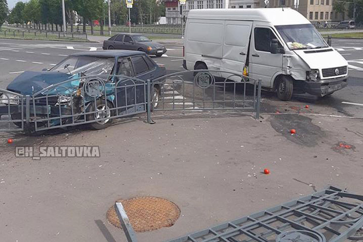 ДТП в Харькове: микроавтобус снес ограждение (фото)