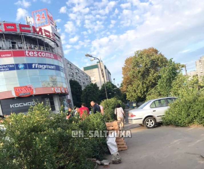 В Харькове машина вылетела с дороги (фото)