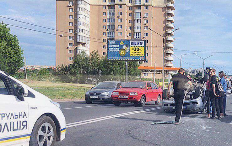 Авария на Клочковской: машина лежит на крыше (видео)