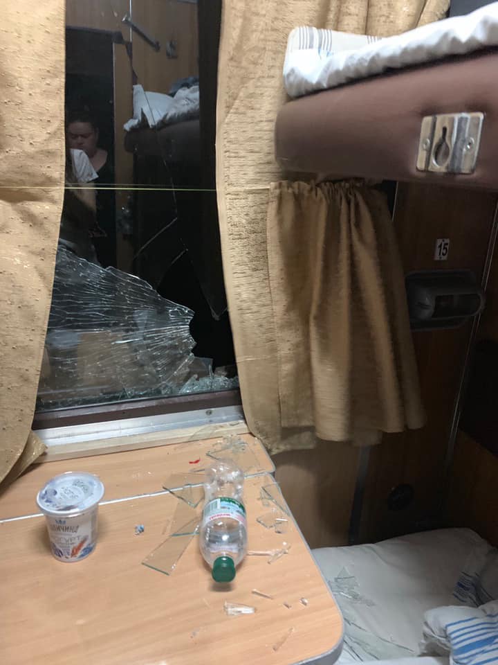 Харьковский поезд хулиганы забросали булыжниками