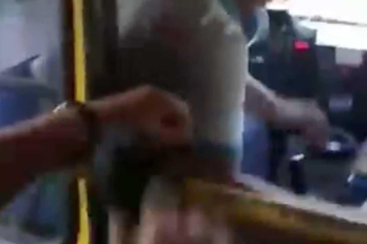 Под Харьковом из автобуса высадили маму с ребенком (видео)