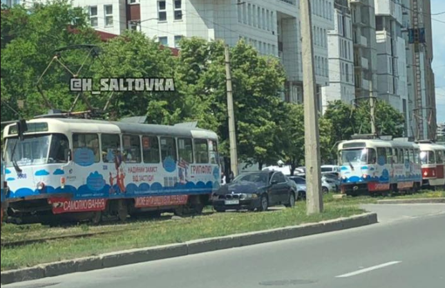 Авария заблокировала движение трамваев (фото)