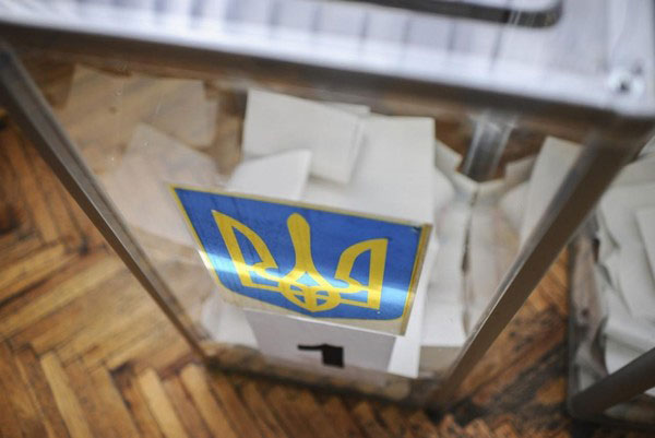 Под Харьковом заблокирована работа избирательной комиссии (фото)