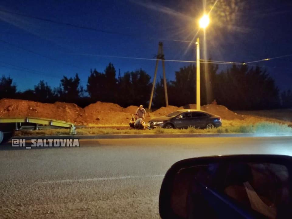 В Харькове машина застряла на рельсах (фото) 