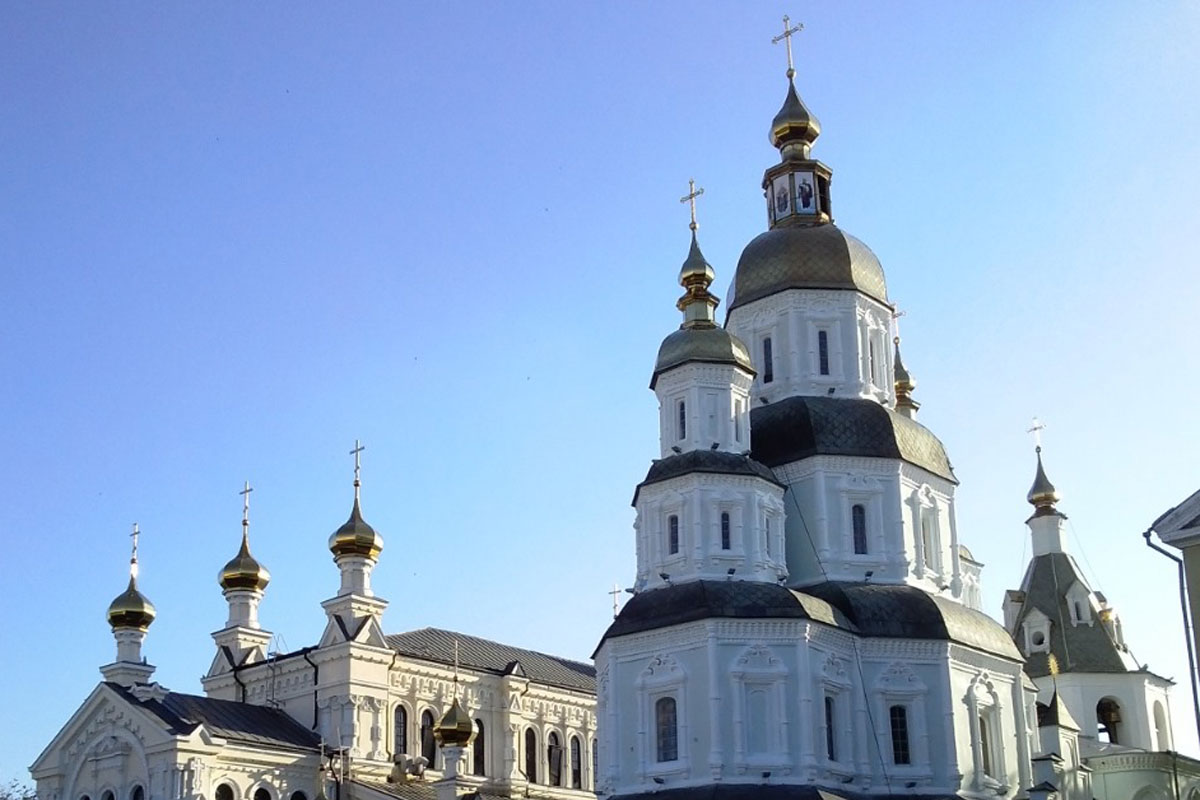 Покровский собор перекрашивают в другой цвет (фото)
