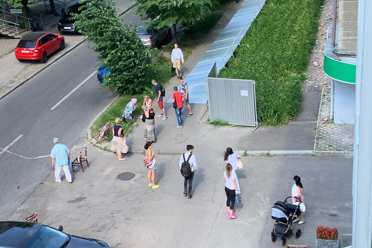 В Харькове на женщину с детьми упал забор: подробности (фото)