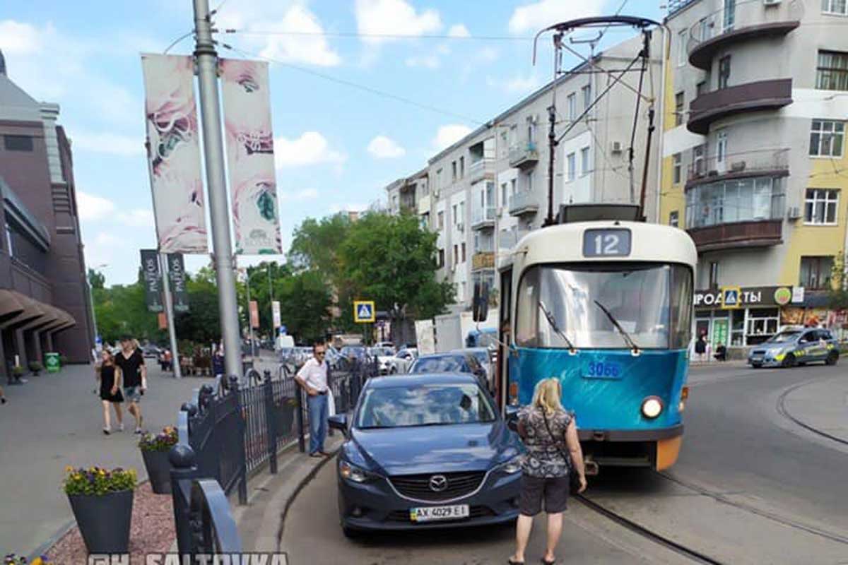 В Харькове припаркованная машина заблокировала движение трамваев (фото)